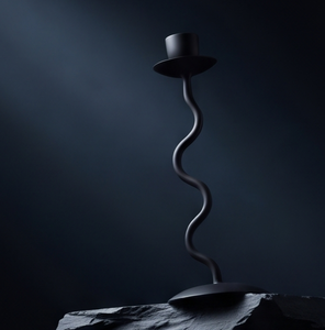 Support de bougie conique en fer noir texturé, design abstrait ondulé, centre de table moulé, fournisseur - Product Image 3