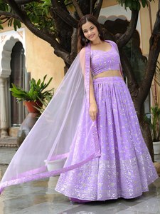 Ensemble lehenga en mousseline de soie brodée violette avec haut court et dupatta pour tenue de soirée - Product Image 1