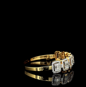 Bracelet tennis de luxe en or avec diamants de laboratoire taille émeraude et halo de diamants baguette pour femme - Product Image 4