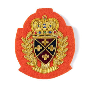 Badges en fil métallique brodés à la main, fabricants de badges en fil métallique sur mesure, fabricants de patchs métalliques 3D pour bérets, service OEM personnalisé - Product Image 5