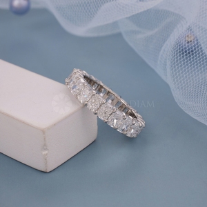 Bague d'éternité en or blanc au design tendance, sertie de diamants de laboratoire taille radiant, design classique pour femme, provenant d'un fournisseur indien - Product Image 4