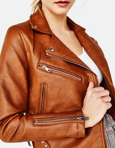 Chaqueta de cuero clásica negra para mujer, estilo biker, con cremallera, ajuste favorecedor, transpirable, cómoda y atractiva. - Product Image 4