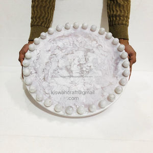 Plateau rond en résine de luxe pour mariage, écologique, durable, fait à la main, plateau de service avec bordure perlée pour la décoration de la maison et de l'hôtel - Product Image 1