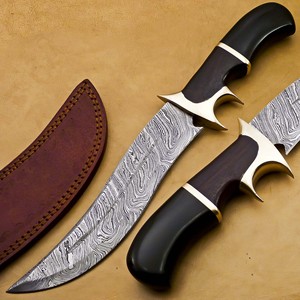 มีดทำมือเหล็กดามัสกัสตีขึ้นรูป สำหรับล่าสัตว์ ใบมีดแบบ Fixed Blade ด้ามไม้ สำหรับกิจกรรมเอาตัวรอดกลางแจ้ง  แบบ Full Tang  ขอบใบมีดหยัก  รับผลิตแบบ OEM - Product Image 1