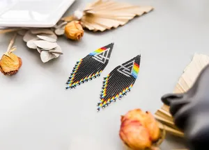 Pendientes de Flecos Triangulares con Cuentas Negras y Arcoíris, Estilo Boho, Coloridos, Geométricos, en Oferta - Product Image 4