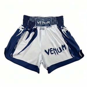 กางเกงมวยไทย Venum Unisex สีขาวทอง โลโก้ด้านหน้า ผลิตจากโพลีเอสเตอร์ 100% แห้งเร็ว เหมาะสำหรับกีฬาศิลปะการต่อสู้แบบผสมผสาน - Product Image 2