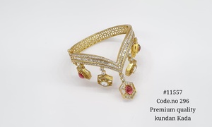 กำไลข้อมือ Kundan 11557 ชุบทองประดับเพชรโมอิสซาไนต์ ดีไซน์เก๋ประดับลูกปัด พร้อมจี้ห้อย สำหรับงานแต่งงาน ของขวัญ - Product Image 3