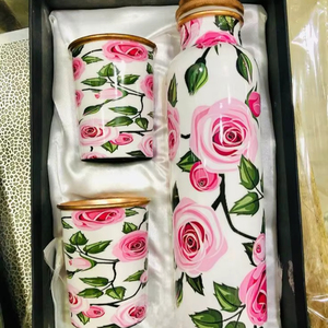 Botella de agua de cobre hecha a mano con juego de dos vasos, estampado floral, artículos de metal para bebidas, caja de regalo para bienestar, hidratación ayurvédica. - Product Image 1