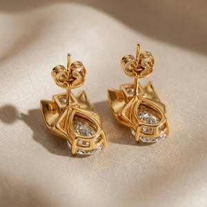 ต่างหูทองคำ 14KT สีเหลือง ประดับเพชรทรงลูกแพร์ 1.00 กะรัต และเพชรทรงปรินเซสคัท 0.35 กะรัต เพาะเลี้ยงในห้องปฏิบัติการ สำหรับผู้หญิง เครื่องประดับคุณภาพสูง รับผลิตแบบ OEM ODM - Product Image 5