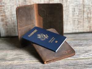 Porta Pasaportes Compacto de Cuero Genuino Ecológico Unisex, Cartera de Viaje Personalizada con Bloqueo RFID, Funda para Pasaporte, Carpeta para Boletos - Product Image 1