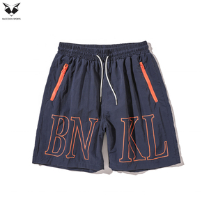 Shorts en nylon tendance pour hommes, avec poches zippées, imprimé graphique, logo personnalisé, qualité supérieure, vente en gros, style streetwear et sportswear - Product Image 4