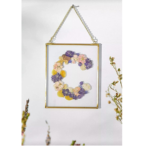 Marco de fotos decorativo con cadena, estilo vintage, de metal dorado, cuadrado, con flores prensadas arregladas en forma de letra C, el más vendido. - Product Image 1