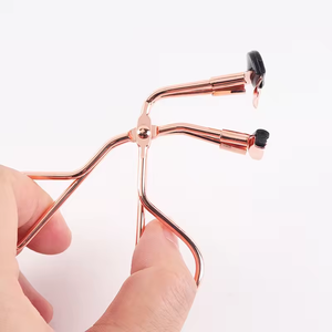 Recourbe-cils en acier inoxydable durable pour cils supérieurs/inférieurs, design portable à clip large pour un coiffage durable - Product Image 2