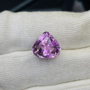 พลอยคุนไซต์ทรงหัวใจธรรมชาติ น้ำหนัก 14.48 กะรัต คุณภาพเกรด AAA ความเงางามระดับ AAA สีสวยงาม เหมาะสำหรับการขัดแต่ง ราคาถูก - Product Image 1