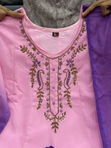 Conjunto de pantalón y kurti acampanado de gasa con bordado en el cuello, estilo Anarkali, en tono ombre rosa y morado, ropa étnica india y pakistaní, de moda. - Product Image 5