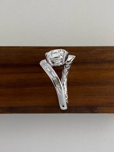 Anillo de Diamantes con Corte Pera en Oro Blanco con un Diseño Único de Bypass, Detalles de Diamantes Baguette y Elegancia Atemporal, Ideal para Regalo - Product Image 6