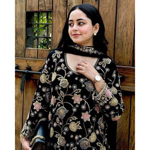 Ensemble haut et bas de soirée de créateur avec dupatta, taille naturelle - Product Image 2