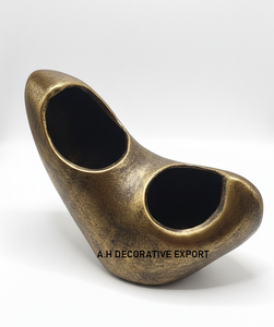 Pot de fleurs moderne abstrait bi-ouverture en aluminium artisanal finition or antique, écologique, pour mariage ou bureau - Product Image 6