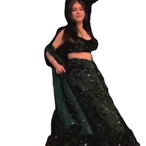 ไม่ว่าคุณกำลังเตรียมตัวสำหรับการเฉลิมฉลองในฤดูใบไม้ร่วงหรือกำลังมองหาเสื้อผ้าแต่งงาน lehenga ชุดนี้เหมาะอย่างยิ่ง - Product Image 1