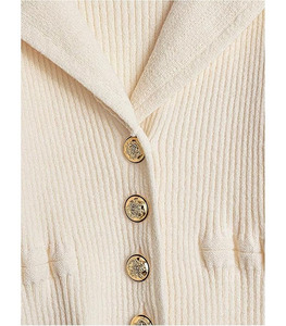 Sweat à capuche d'hiver pour femme, boutons élégants, couleur personnalisée, logo sur le devant, tissu doux et confortable, vêtement décontracté, respirant, séchage rapide, haute qualité - Product Image 3
