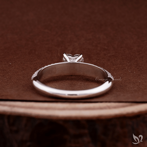 Bague de fiançailles en or blanc 10 carats avec diamant de laboratoire taille cœur de 0,50 carat, micro-pavé, certifiée IGI - Product Image 3