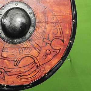 Bouclier rond en bois de style nordique viking, design traditionnel, fait main, pour accessoires de costume et décoration murale - Product Image 2