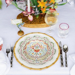 Plato de presentación blanco con borde de diseño de bambú, ideal para mesa de comedor y base decorativa elegante inspirada en la naturaleza, procedente de la India. - Product Image 2