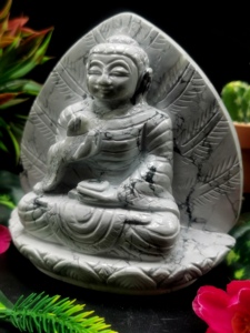 Bouddha en howlite sur une feuille - sculpture artisanale du Bouddha serein et méditant - cristal/reiki/énergie de guérison - 5,7 pouces - Product Image 2
