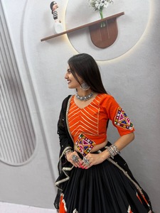 Ensemble Lehenga Choli Traditionnel Indien Brodé et Élégant pour Femme – Tenue de Fête Ethnique avec Dupatta - Product Image 2