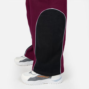 Ensemble de survêtement pour homme, coupe oversize et ample, en molleton technique, avec sweat à capuche à empiècements color block et pantalon jogger à jambe large, style streetwear et sport. - Product Image 3