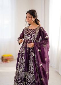 Robe Anarkali brodée violette avec dupatta, tenue de mariage indienne traditionnelle pour femme, coupe ample longueur ras du sol - Product Image 5