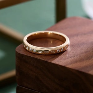 Anillo de Boda de Oro Amarillo de 14K para Mujer, Certificado por IGI, Chapado en Rodio, con Diamante Cultivado en Laboratorio de Corte Brillante y Piedras Laterales en Forma de Baguette - Product Image 4
