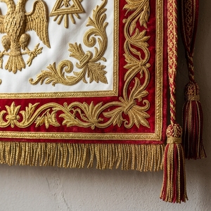 Tablier maçonnique personnalisé en velours rouge avec aigle brodé or, franges, badge carré à coudre, rabat supérieur en V 3D et épingle de sûreté - Product Image 4