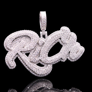 Colgante Personalizado Urban Monarch de Aleación Chapada en Oro con Diamantes Helados - Product Image 1