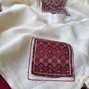 Sari de lino puro de diseñador con patchwork único, borlas y blusa bordada, precio al por mayor de Royal Export - Product Image 4