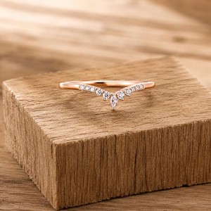 Bague minimaliste empilable en or massif 10K 14K 18K avec diamants de laboratoire de couleur DEF, clarté VS VVS, taille Marquise et Ronde, et bande incurvée en chevron - Product Image 2