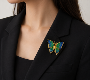 Broche de Mariposa de Plata de Ley Chapado en Oro de Lujo para Mujer |   Exquisitos broches de insectos esmaltados en verde y blanco para mujeres y hombres. - Product Image 2