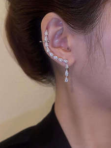 Pendientes contemporáneos tipo Ear Climber con diamantes de laboratorio en forma de pera, joyería curva llamativa, oro y plata, certificado IGI, lujo unisex - Product Image 6