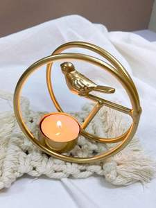 La subtile brillance d'un élégant porte-bougie en métal crée une ambiance chaleureuse et accueillante dans n'importe quelle pièce. - Product Image 4