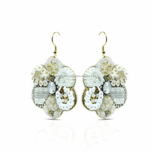 Pendientes Colgantes Florales Blancos Hechos a Mano con Bordado de Cuentas y Lentejuelas, Clásicos para Novias, Accesorios para Bodas y Fiestas, Tamaño Personalizado, Exportación - Product Image 3