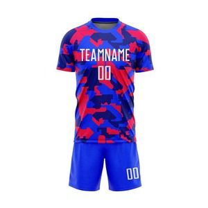 Ensemble maillot et short de football personnalisé pour homme, imprimé camouflage bleu et rouge, sublimé, 100 % polyester, anti-humidité, col ras du cou - Product Image 1