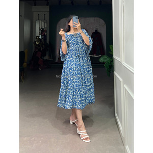 C'est un vert, imprimé floral, robe midi-longueur faite de tissu georgette. Il a une encolure carrée, des manches 3/4, une - Product Image 5