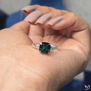 Bague de fiançailles en or blanc avec émeraude verte impériale et trois pierres, 2,10 carats, émeraude cultivée en laboratoire - Product Image 5