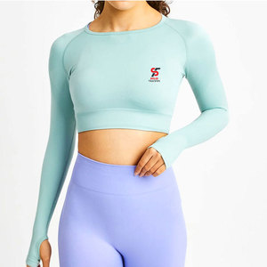 Crop top femme en tissu durable, lavable, couleur unie, style streetwear urbain, chic, minimaliste, tendance, moderne et élégant. - Product Image 1
