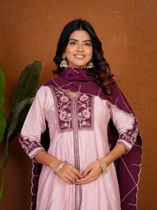 Conjunto Premium de Kurti Anarkali de Seda Romana con Palazzo y Dupatta con Bordado a Mano - Product Image 5