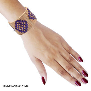 Pulsera Zaffira Terra Raffia Hecha a Mano, Tejido Geométrico en Tono Púrpura Intenso, Marco Metálico Resistente, para Mujer, Estilo Tribal, Ideal para Bodas - Product Image 3