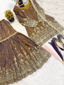 Conjunto de traje Sharara y Dupatta para mujer con bordados y lentejuelas. - Product Image 5