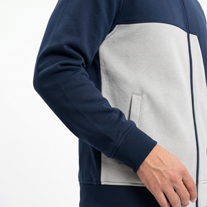 Conjunto deportivo de dos piezas de forro polar personalizado para hombre, de primera calidad, asimétrico, en gris con bloques de color y cremallera. - Product Image 4