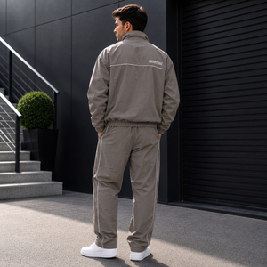 Conjunto deportivo ligero con logotipo personalizado para hombre, chaqueta con cierre y cuello alto de corte holgado y pantalones largos, conjunto de dos piezas. - Product Image 6