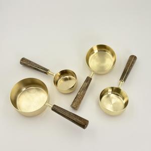 Juego de 4 Tazas Medidoras Personalizadas de Acero Inoxidable con Mango de Madera, Capacidad de 250 ml, para Medir Polvo, a Bajo Precio - Product Image 2